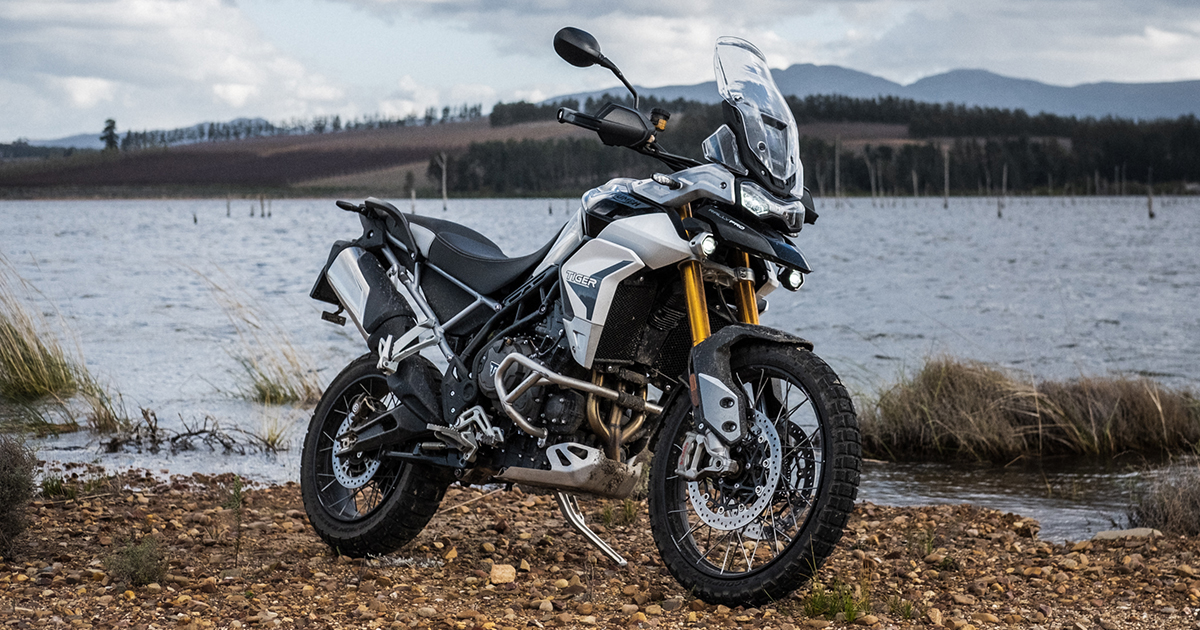 tiger 900 noleggio moto una moto tiger 900 davanti ad un lago