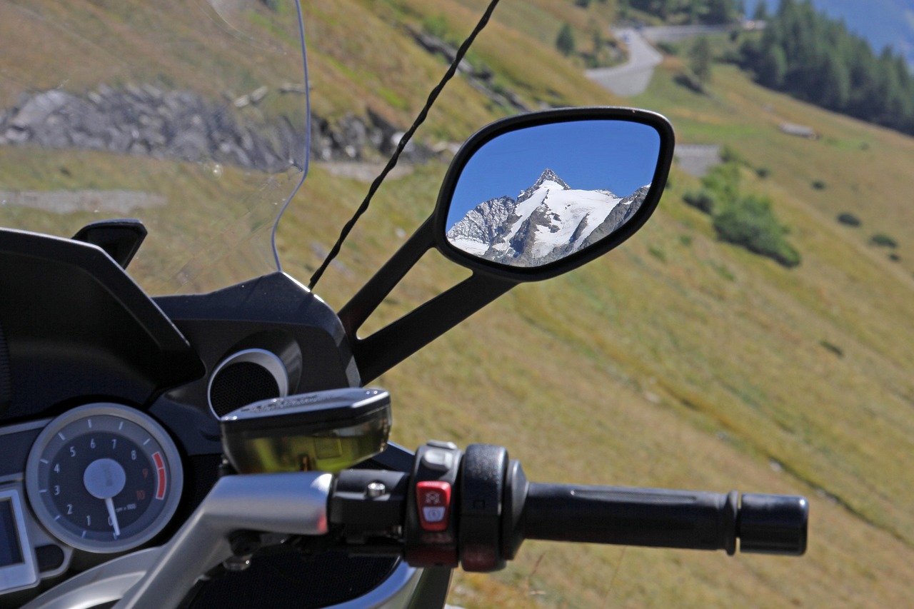 noleggio moto ticino noleggio moto ticino cruscotto di una moto con montagna innevata riflessa nello specchietto
