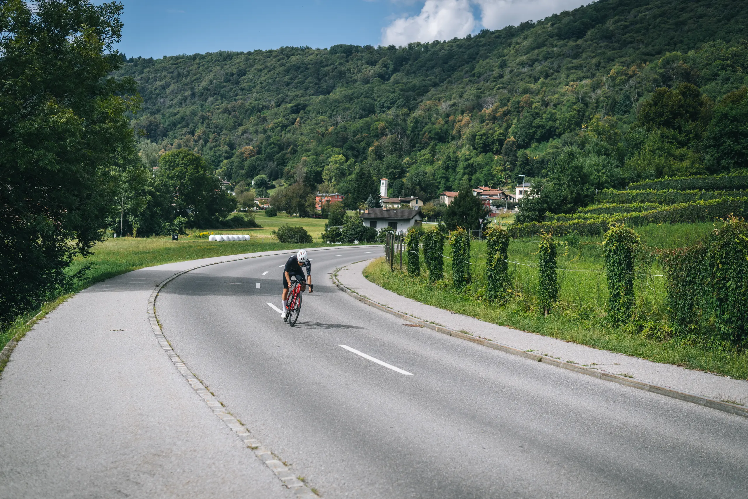 AXM--MZ-230901-00041 a family of mom, dad, and child enjoy road bike rental experience in the countryside