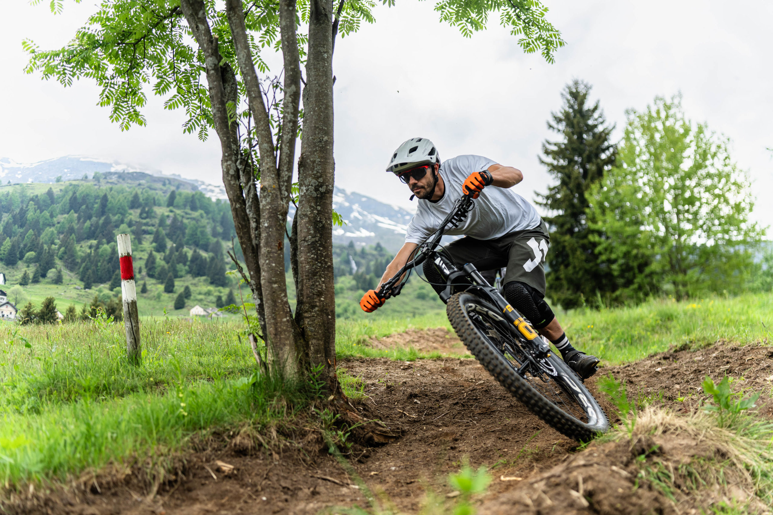 _DSC2519 Un ragazzo partecipa a corsi di mountain bike e impara a saltare con la bici