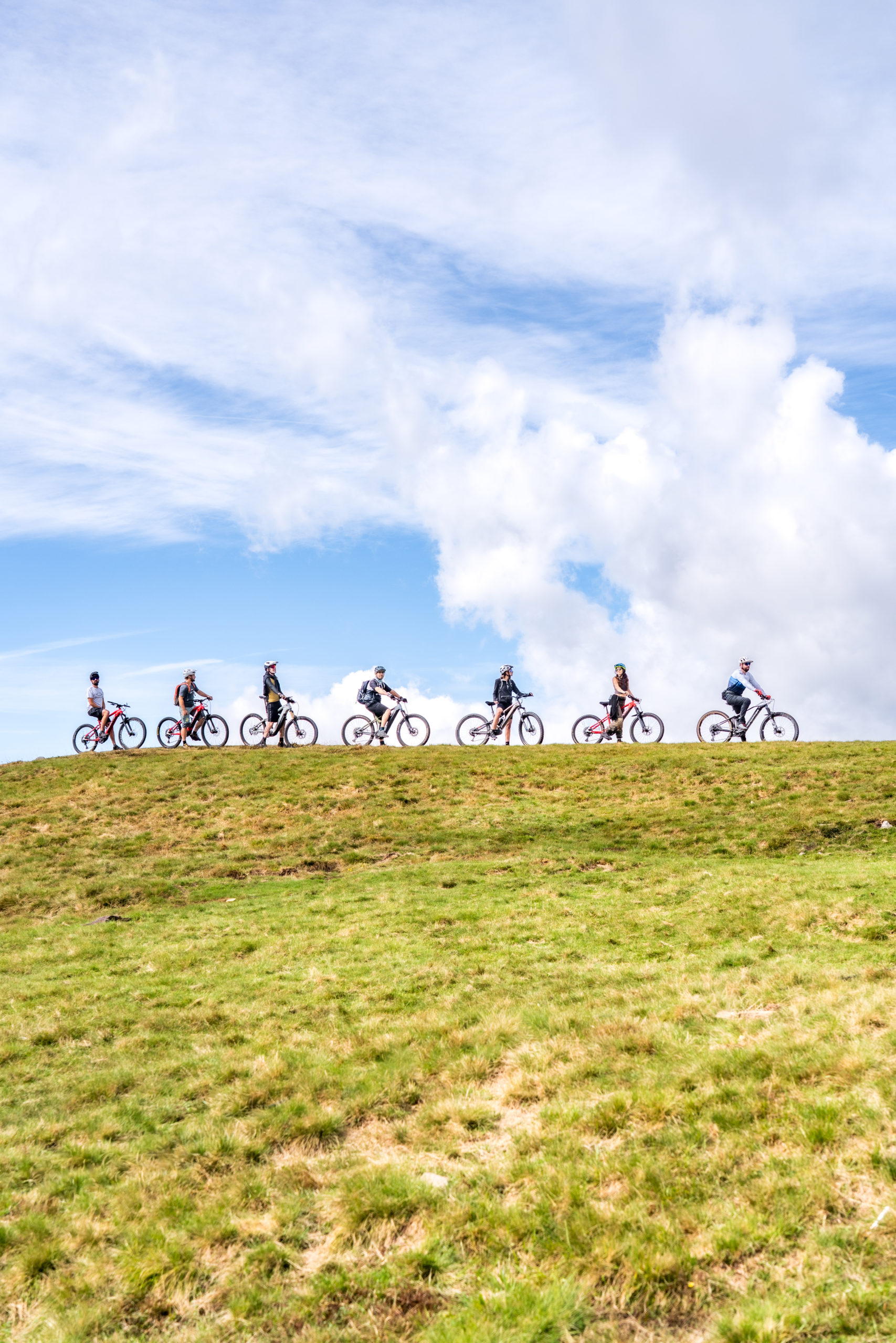 un ragazzo partecipa a corsi di mountain bike ticino e impara a saltare con la bici